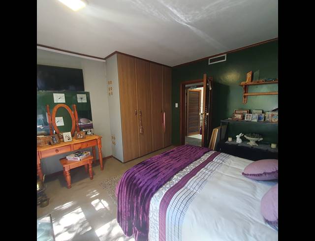 4 BEDROOM FREEHOLD FOR SALE IN PARKHILL GARDENS